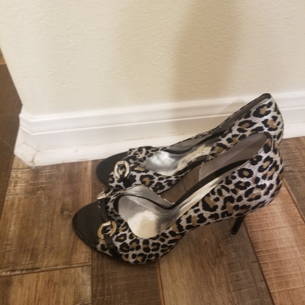 Carlos Santana leopard heels in size 9